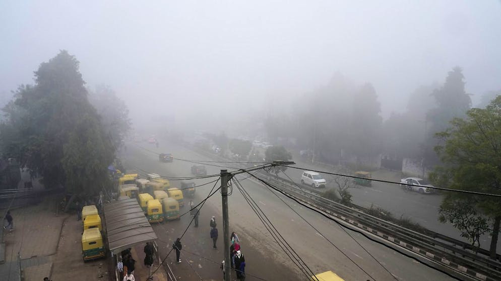 Una fitta nebbia ha nuovamente avvolto Delhi.