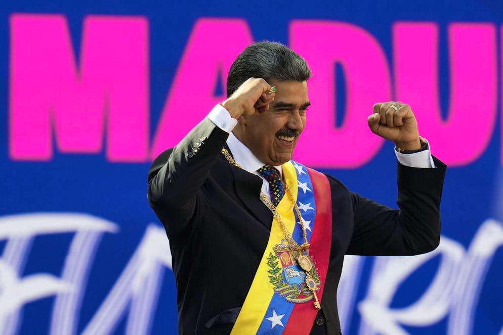 Il presidente venezuelano Nicolas Maduro fa un gesto ai sostenitori del governo nel palazzo presidenziale di Miraflores a Caracas, il giorno del suo insediamento, il 10 gennaio 2025.