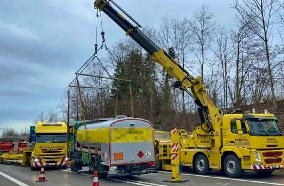 Recovery of the truck with a special crane.