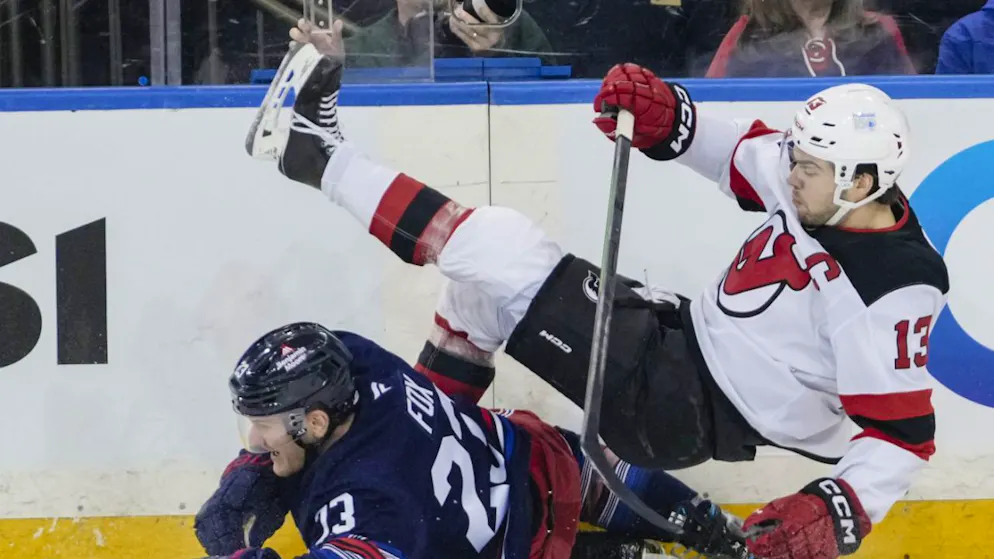 Captain Nico Hischier (im Fallen) mit vollem Einsatz: Zwei der drei Gegentore kassierten die Devils im Powerplay