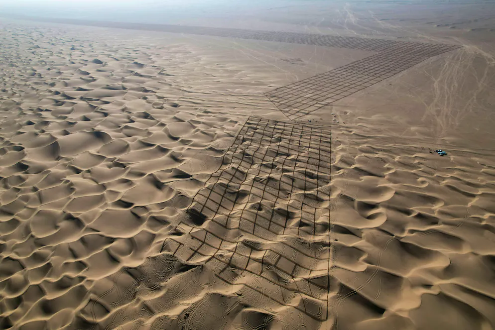 So entsteht die Great Green Wall in China. Diese Drohnen-Aufnahme lässt erahnen, welcher Aufwand hinter der Bepflanzung der Wüstenränder steckt. Nur schon der Grüngürtel um die Taklamakan-Wüste ist über 3000 Kilometer lang und bis zu mehrere Kilometer breit.
