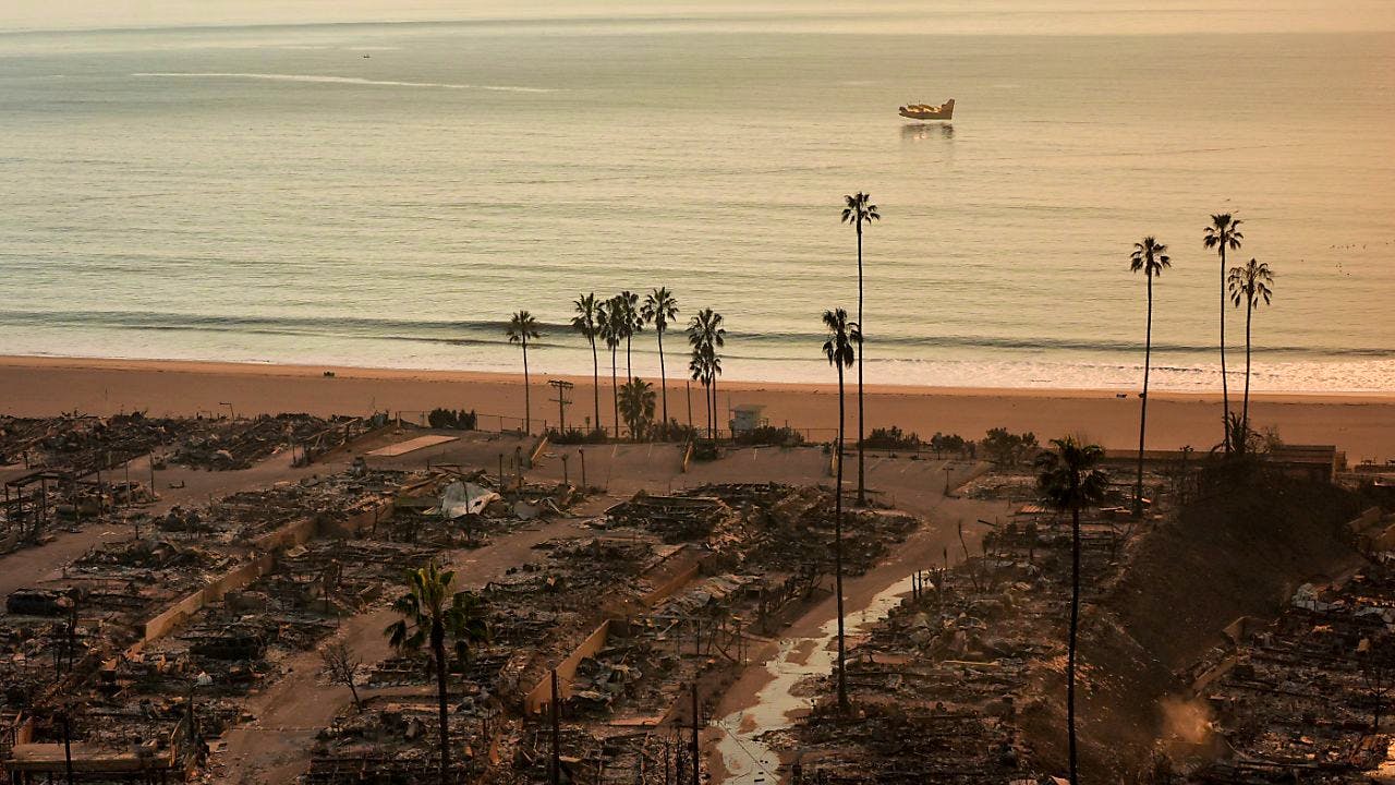 USA. Flame inferno in Los Angeles area destroys 10,000 buildings