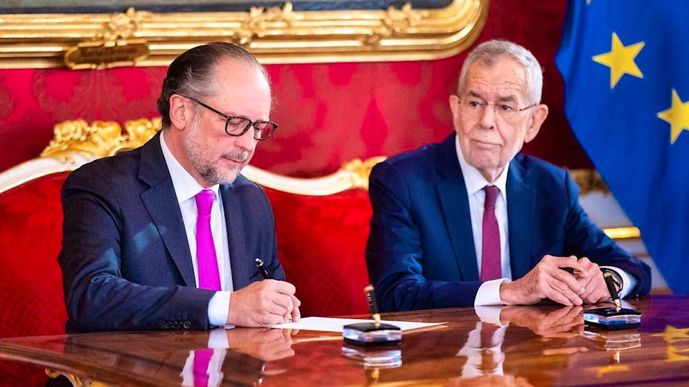 dpatopbilder - Federal President Alexander Van der Bellen entrusts Alexander Schallenberg with the continuation of the administration of the Federal Chancellery in the Presidential Chancellery in Vienna. Photo: Georg Hochmuth/APA/dpa