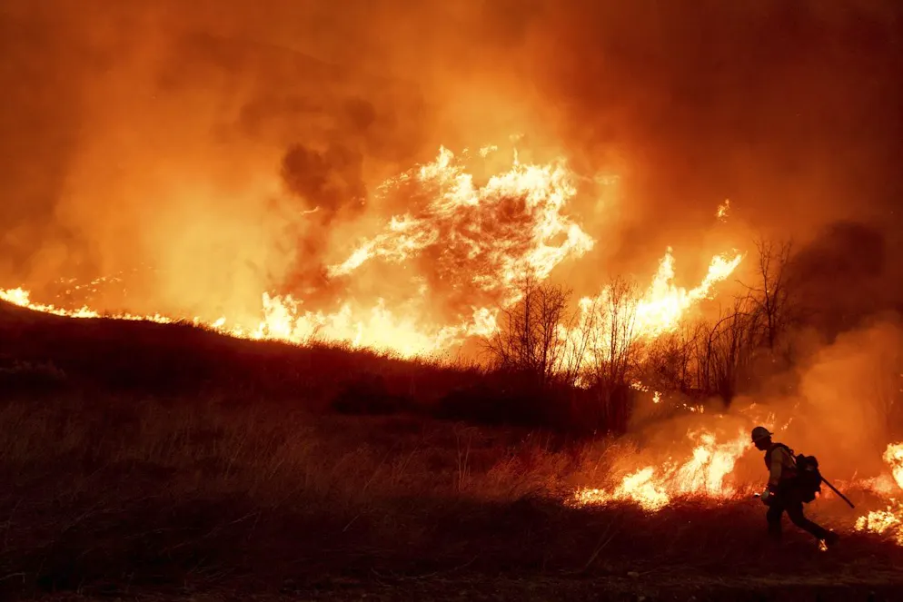 Los Angeles: les feux les «plus dévastateurs» toujours indomptés - Gallery. Un pompier prépare un brûlage devant l'incendie Kenneth qui progresse dans la section West Hills de Los Angeles, jeudi 9 janvier 2025. (AP Photo/Ethan Swope)