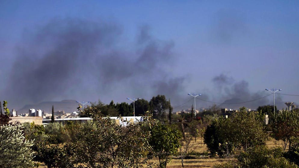 Schwarzer Rauch steigt nach Luftangriffen auf Sanaa im Jemen auf. Foto: Osamah Abdulrahman/AP/dpa