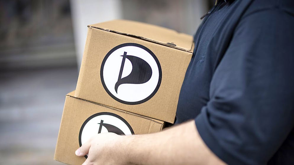 Scatole piene di firme con il logo del Partito pirata: ne serviranno almeno 50'000 per la riuscita del referendum.