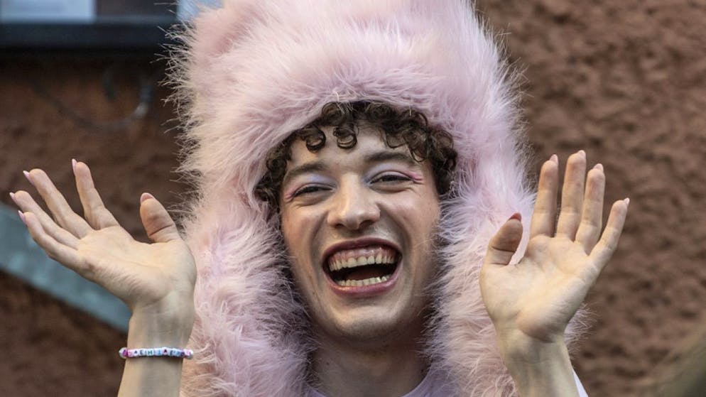 L'artista di Bienne (BE) Nemo, ha vinto la scorsa edizione dell'Eurovision song contest a Malmö (Svezia). La Svizzera ospita il concorso quest'anno e la finale si terrà il 17 maggio nella St. Jackobshalle di Basilea. (Foto d'archivio)
