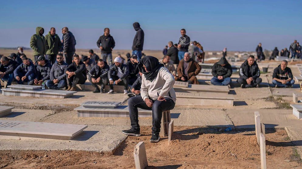 Trauernde Beduinengemeinschaft. Foto: Ilia Yefimovich/dpa