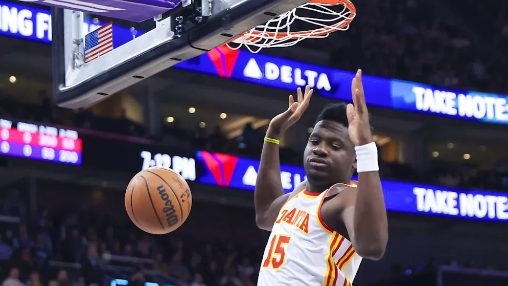 Clint Capela versenkt den Ball unbedrängt