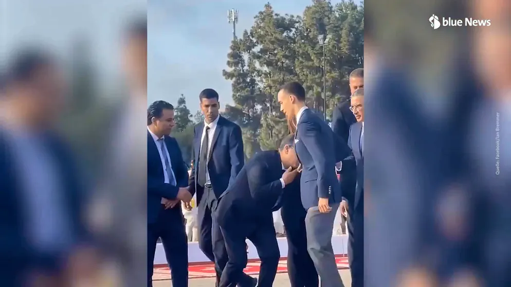 Il principe ereditario del Marocco, Moulay Hassan, evita sempre il bacio della mano