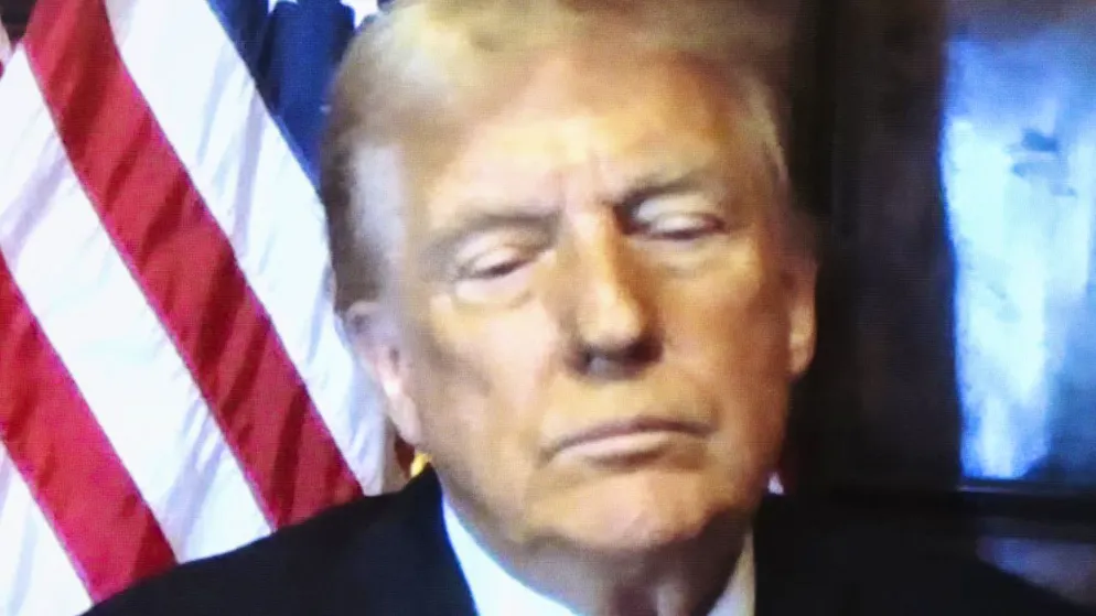 Avec le prononcé de cette peine, la plus faible possible, Donald Trump va entrer le 20 janvier, à 78 ans, à la Maison Blanche avec l'étiquette d'un repris de justice. Il a comparu au verdict par vidéo.