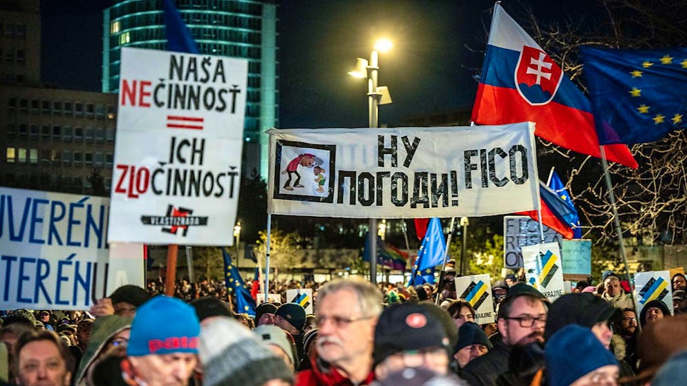 "Ici c'est l'Europe!", "Nous avons honte de Fico!", "Nous ne céderons pas la Slovaquie!", scandaient des milliers de manifestants sur la place centrale de Bratislava.