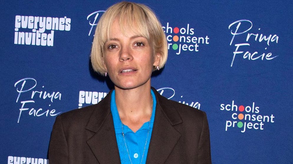 «Sto male». Lily Allen becca David Harbour su una dating app, matrimonio ai titoli di coda?