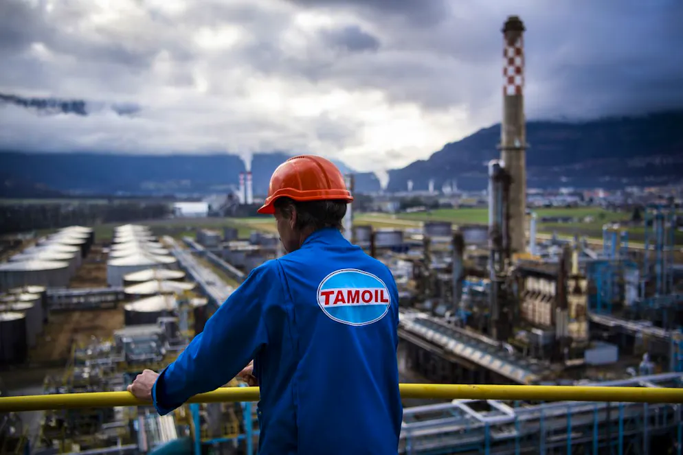 Un ouvrier regarde le site de la Raffinerie lors d'une conférence de presse sur le démantèlement de la Raffinerie Tamoil le mardi 18 février 2020 à Collombey-Muraz. (KEYSTONE/Jean-Christophe Bott)