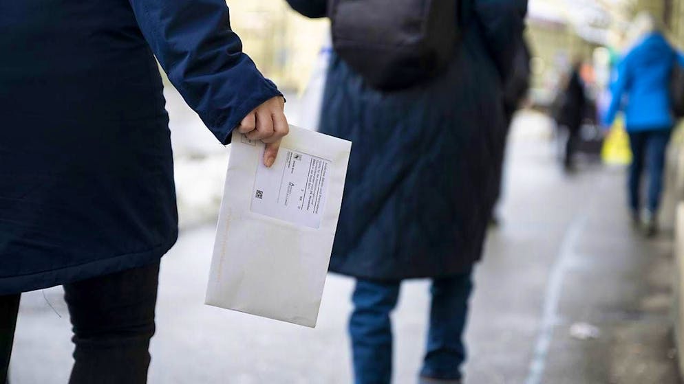 The picture shows a person holding a voting envelope. Men and women voted differently in the referendum on November 24, 2024, according to a Vox analysis. (archive image)