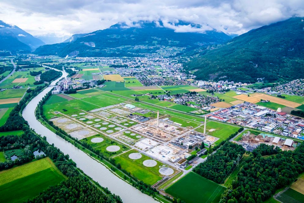 Une vue générale montre l'avancement du chantier de la raffinerie lors des travaux de démantèlement de la raffinerie Tamoil, le mercredi 3 juillet 2024, à Collombey-Muraz. (KEYSTONE/Maxime Schmid)