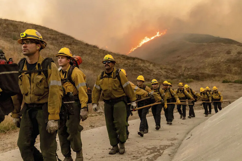 Los Angeles: les feux les «plus dévastateurs» toujours indomptés - Gallery. Des équipes de pompiers luttent contre l'incendie Kenneth dans le quartier de West Hills à Los Angeles, jeudi 9 janvier 2025. (AP Photo/Ethan Swope)