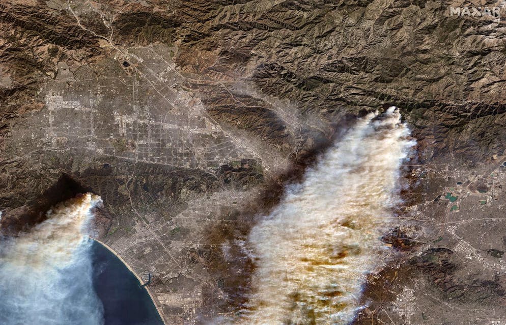 Vues du ciel Los Angeles. Cette image satellite fournie par Maxar Technologies montre une vue d'ensemble des incendies Palisades, à gauche, et Eaton à Los Angeles, jeudi 9 janvier 2025. (Maxar Technologies via AP)