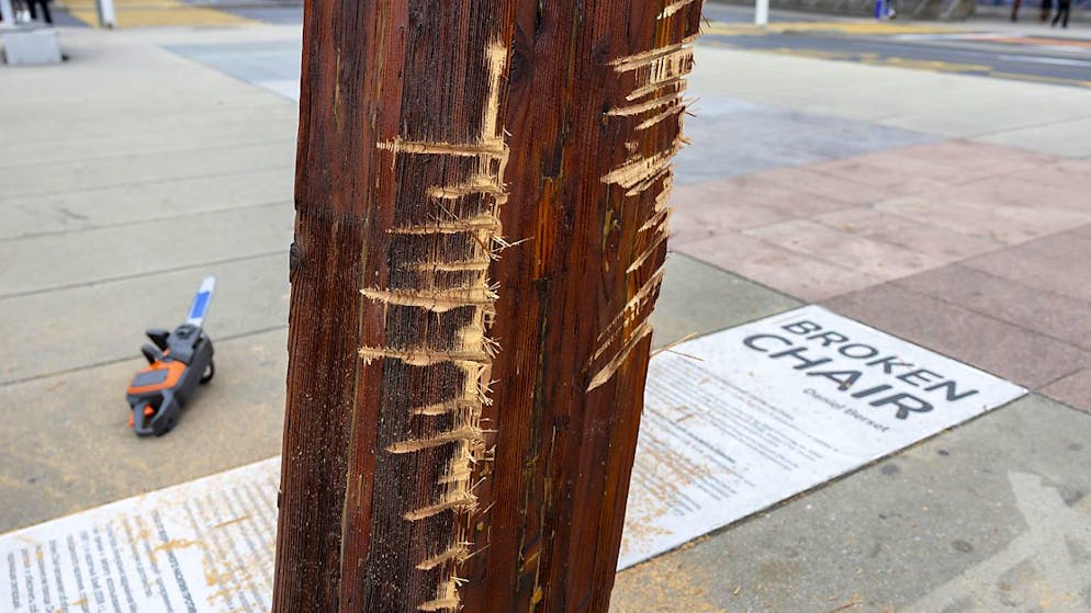 Una delle gambe della Broken Chair in Place des Nations a Ginevra porta ancora le cicatrici della motosega usata dalle attiviste femministe ucraine. (Foto d'archivio)