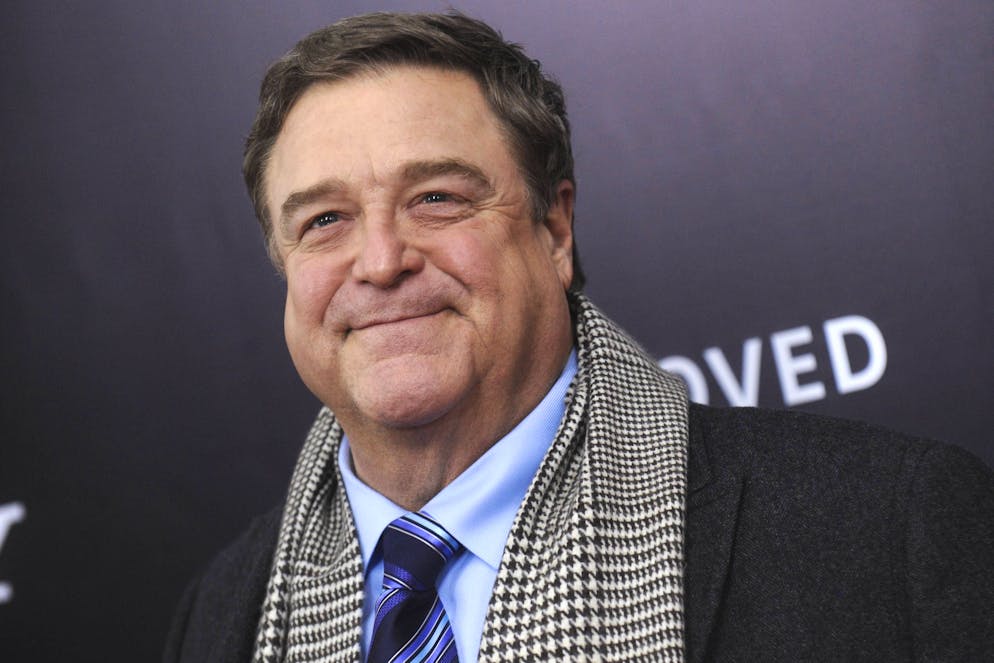 Inferno in Hollywood: Diese Promis verlieren ihre Häuser an die Flammen. John Goodman wohnte ebenfalls in den Pacific Palisades, sein Haus ist zerstört.
