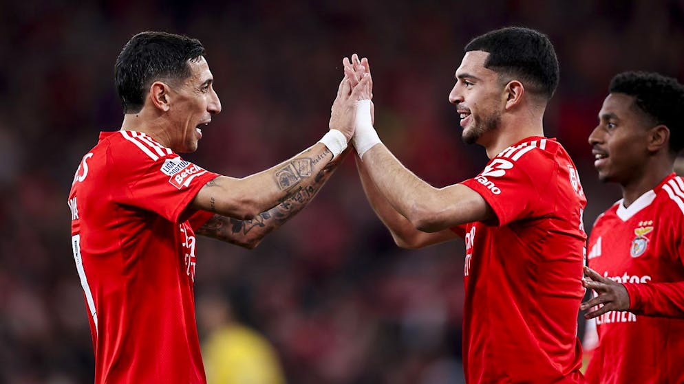 Zeki Amdouni (rechts) klatscht mit Angel di Maria ab