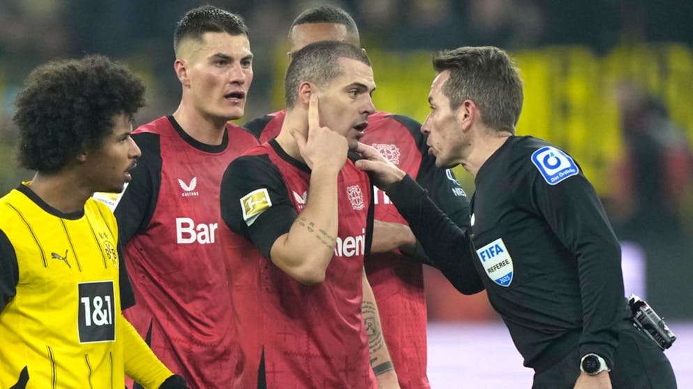 Granit Xhaka ist mit der Schiedsrichterentscheidung nicht einverstanden.