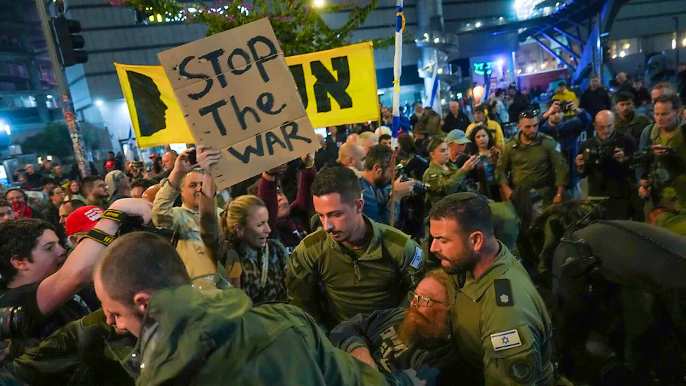 Polizisten ringen mit Demonstranten, die eine Straße blockieren, während einer Demonstration in Tel Aviv. Die Demonstranten fordern ein Waffenstillstandsabkommen und die sofortige Freilassung von Geiseln, die im Gazastreifen von der Hamas festgehalten werden. Foto: Ariel Schalit/AP/dpa