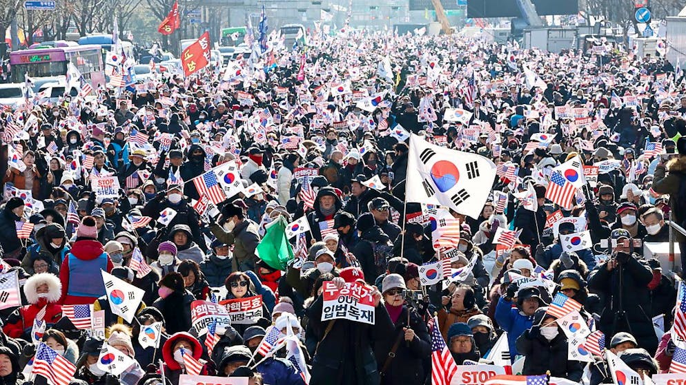 Migliaia di manifestanti si sono radunati a Seul in vista del tentativo di arresto del presidente destituito Yoon Suk Yeol.