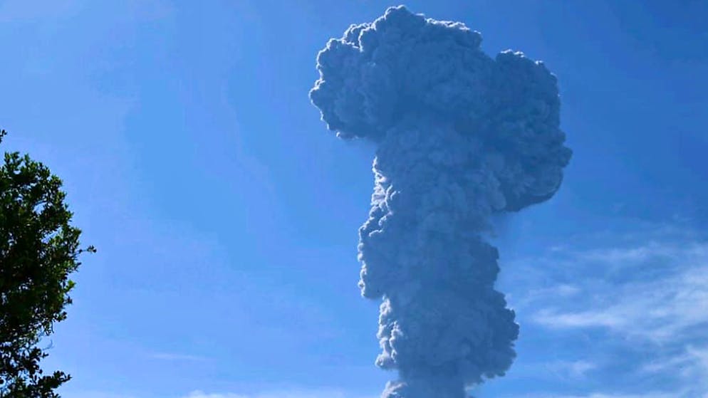 Der Ibu ist einer der aktivsten Vulkane Indonesiens, im vergangenen Jahr war er mehr als 2000 Mal ausgebrochen - so zum Beispiel im Mai. (Archivbild)