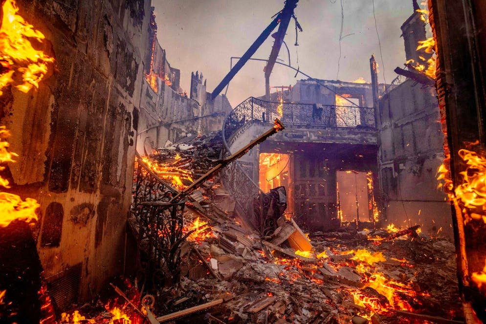Un appartamento in fiamme nel quartiere Pacific Palisades di Los Angeles.
