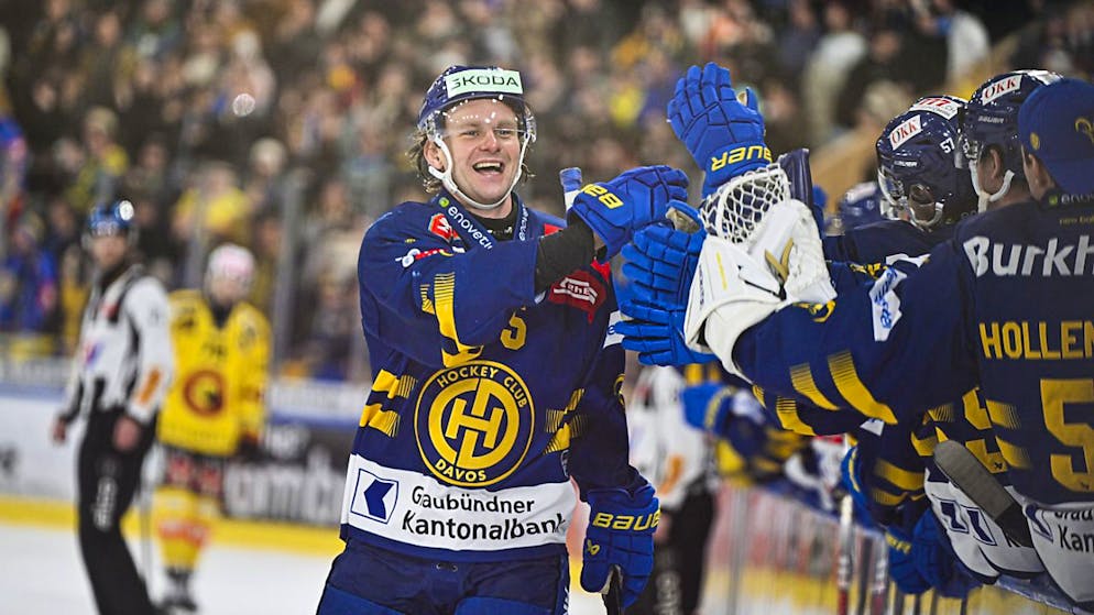 Der HC Davos bejubelt das späte Siegtor gegen Bern