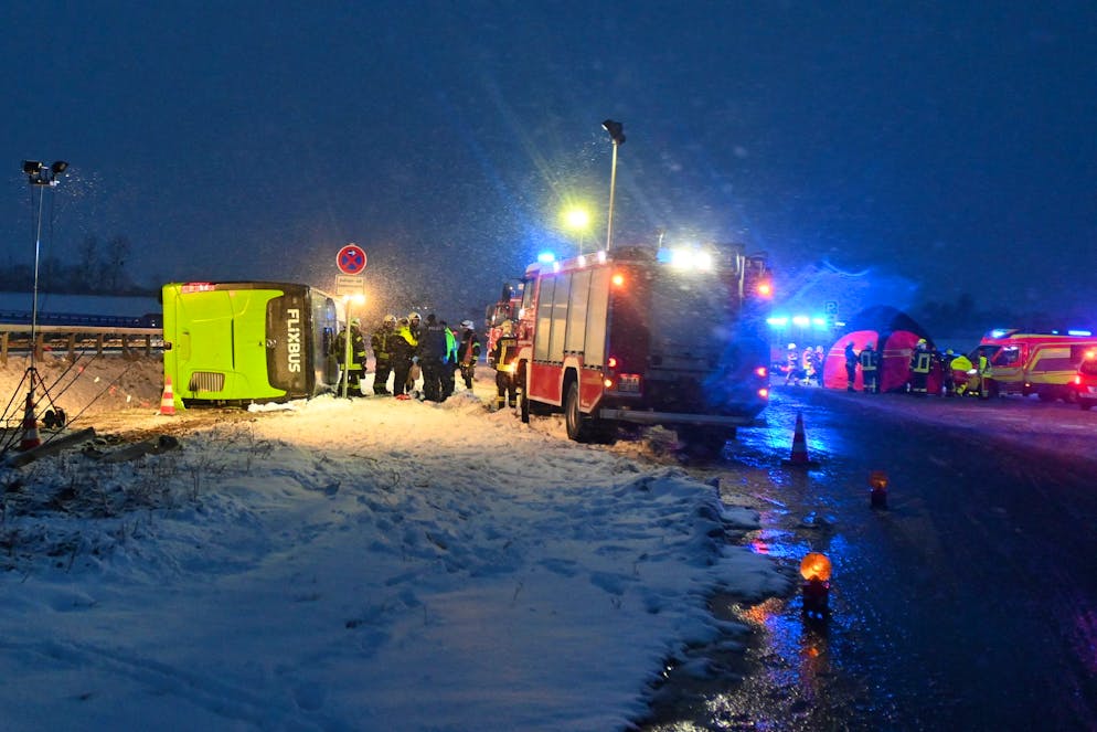 Zwei Tote, mehrere Verletzte – schwerer Busunfall auf A11 - Gallery. Zwei Tote und mehrere Verletzte forderte ein schweres Busunglück auf der A11.