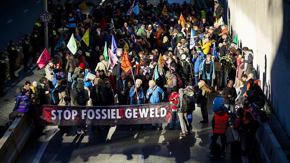 Cette manifestation à l'appel d'Extinction Rebellion (XR) a "entraîné des embouteillages et des temps de trajet plus longs pour les ambulances et les autres services d'urgence", selon la police.