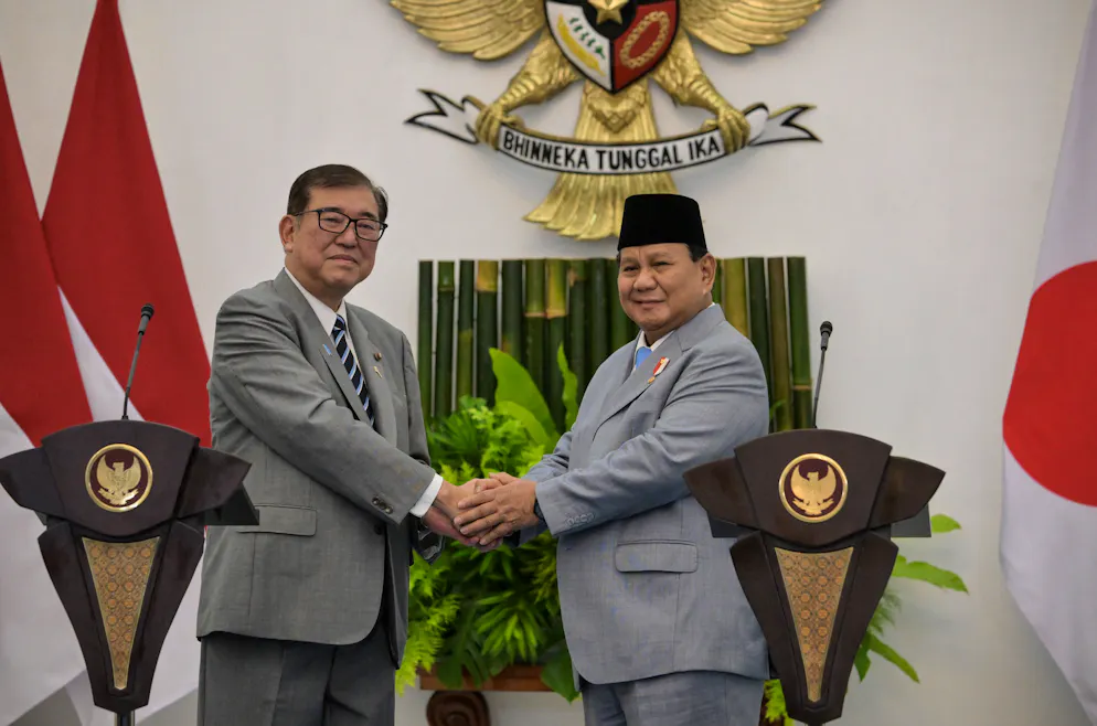 Le Premier ministre japonais Shigeru Ishiba (à gauche) serre la main du président indonésien Prabowo Subianto au palais présidentiel de Bogor, dans l'ouest de Java, le 11 janvier 2025. 