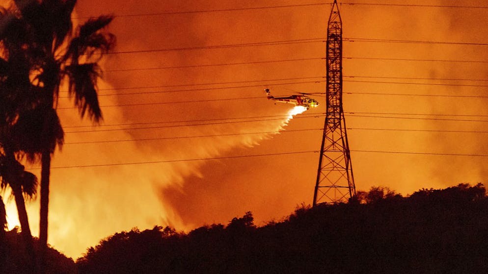 Feux à Los Angeles: le vent faiblit, les critiques se multiplient - Gallery. Le vent a commencé à faiblir dans la région de Los Angeles.