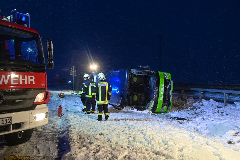 Zwei Tote, mehrere Verletzte – schwerer Busunfall auf A11 - Gallery. Zum Zeitpunkt des Unfalls herrschten winterliche Strassenverhältnisse.