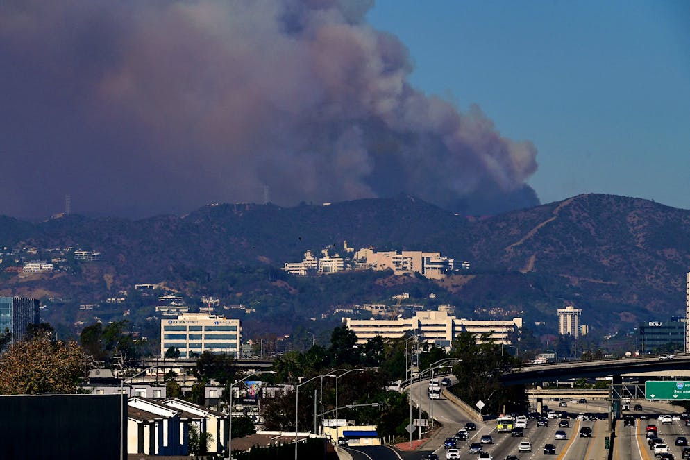 La fumée de l'incendie de Palisades s'élève au-dessus du musée Getty à Los Angeles, Californie, le 11 janvier 2025.