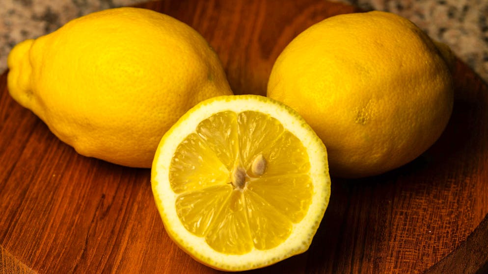 Ecco perché è sano e utile. Altro che una mela... È un limone al giorno che toglie il medico di torno!