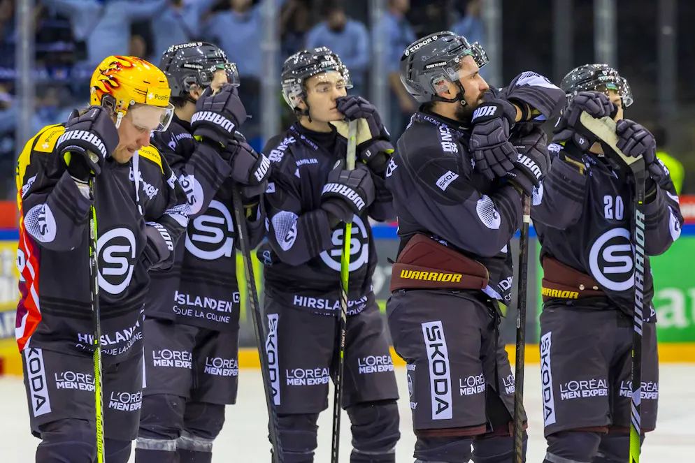 Les joueurs de Servette, sonnés après le coup de sifflet final.