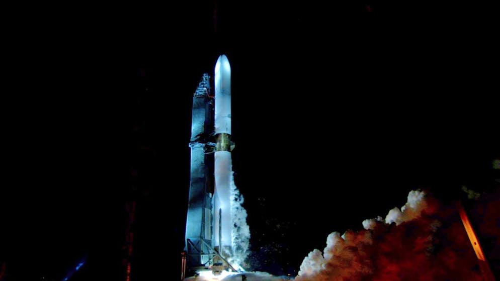 La fusée New Glenn est haute de 98 mètres, soit la taille d'un immeuble d'environ 30 étages (archives).