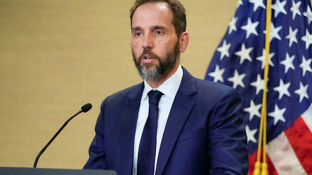 ARCHIV - Jack Smith, Sonderermittler, spricht in einem Büro des Justizministeriums zu den Medien über die Anklage gegen den ehemaligen US-Präsidenten Donald Trump. Foto: Jacquelyn Martin/AP/dpa