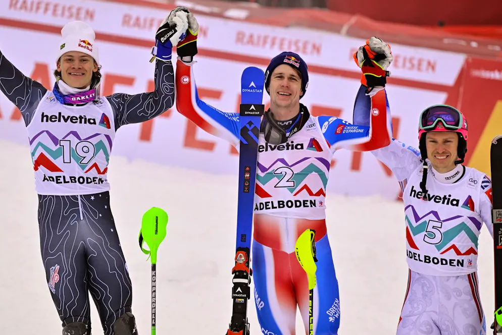 Clément Noël gewinnt den Slalom in Adelboden vor Lucas Pinheiro Braathen (links) und Henrik Kristoffersen (rechts).