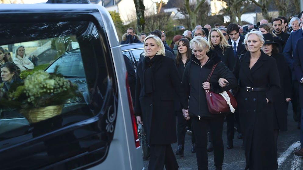 Marine Le Pen (à gauche), sa soeur Marie-Caroline (à droite) et leur nièce Marion Maréchal (derrière) ont suivi le corbillard transportant la dépouille de Jean-Marie Le Pen.