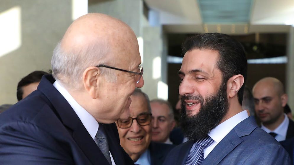 Le premier ministre libanais Najib Mikati (à gauche) a été reçu chaleureusement par le nouveau dirigeant syrien Ahemad al-Chareh (à droite).