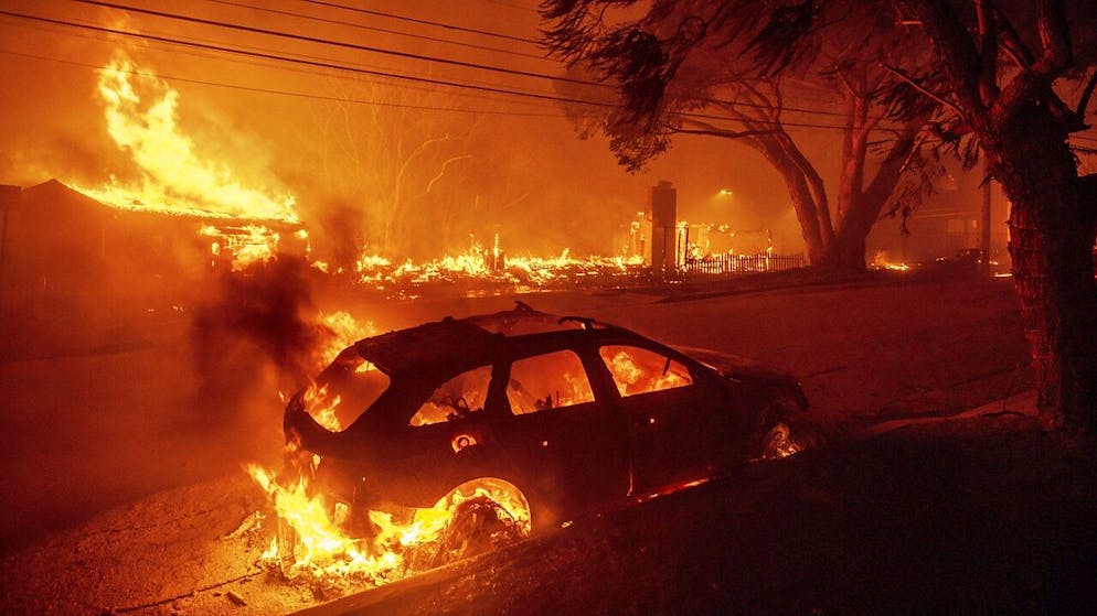 Feux à Los Angeles: le vent faiblit, les critiques se multiplient - Gallery. Les vents ont commencé à faiblir vendredi à Los Angeles, mais il est prévu qu'ils se renforcent à nouveau dans les prochains jours.