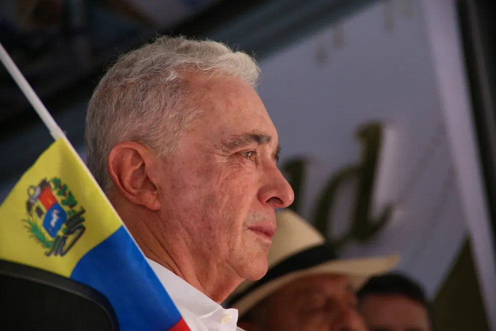 L'ancien président colombien (2002-2010) Alvaro Uribe fait un geste lors de sa visite à Cucuta, à la frontière entre la Colombie et le Venezuela, le 11 janvier 2025, où il a appelé à une intervention militaire internationale au Venezuela pour chasser Nicolas Maduro du pouvoir après son investiture contestée la veille pour un troisième mandat consécutif.