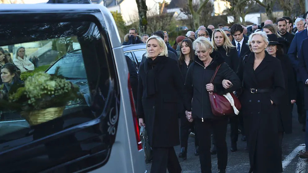 Il funerale del politico francese si è svolto in Bretagna, nella più stretta intimità.