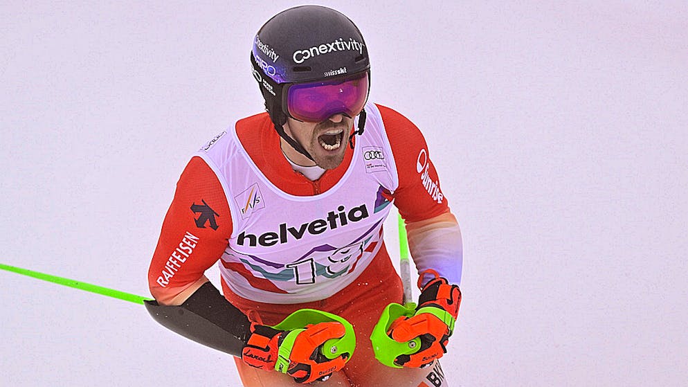 Marc Rochat lässt bejubelt nach der Zieleinfahrt in Adelboden seinen starken zweiten Lauf.