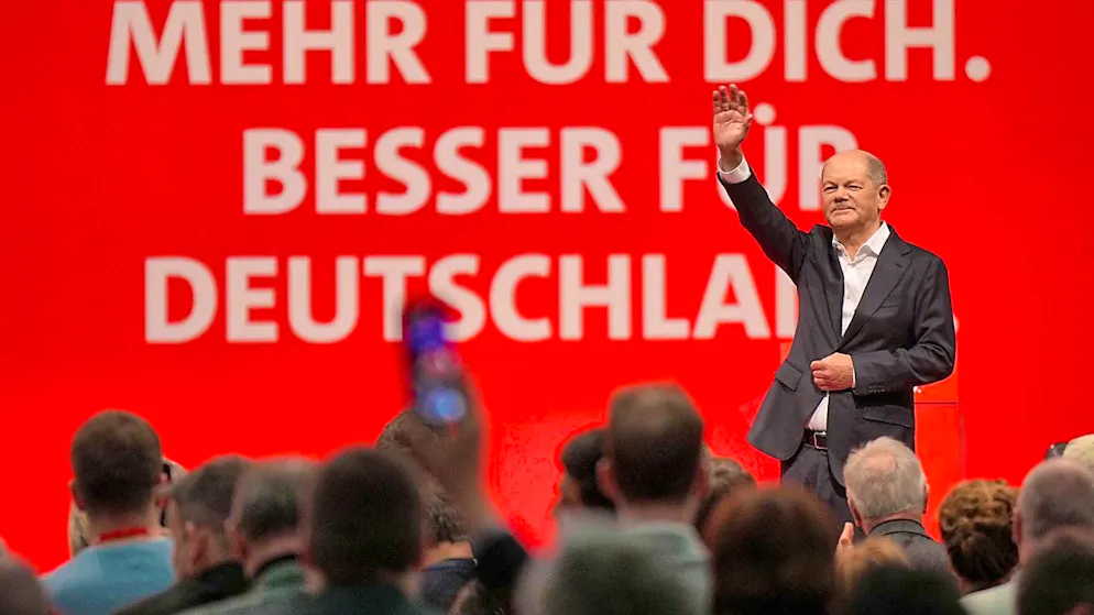 Federal Chancellor Olaf Scholz (SPD) waves after his speech at the extraordinary SPD federal party conference. Photo: Michael Kappeler/dpa
