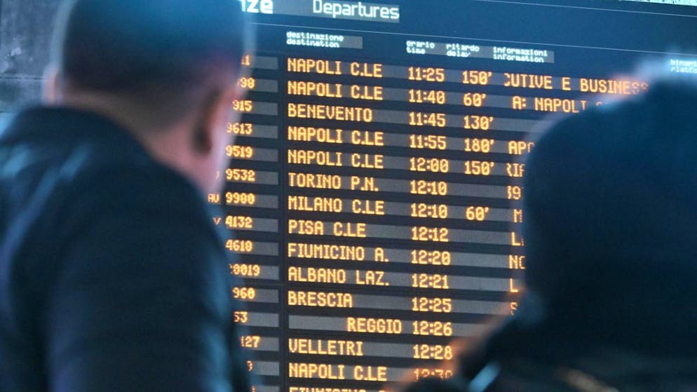 I passeggeri sono rimasti bloccati per ore nelle stazioni italiane.